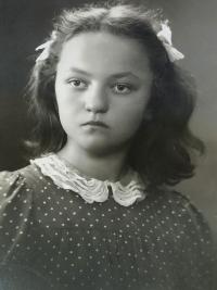 Milada Holbová, portrét, 13 let, 1947