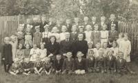 Milada první zleva s mašlí, 3. třída obecné školy, Bylnice 1942