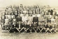 Milada zleva za učitelkou pi Horákovou, 1.třída měšťanky, Brumov 1945