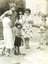 Milada Machů v černých brýlích se synem Alešem před školou , Újezd 1980