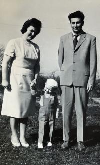 Rodiče Milada a Stanislav Machů se synem Alešem, Újezd 1962