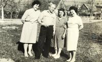 Rodina Holbova zleva sestra Jindřiška, otec Václav,matka Anna a pamětnice Milada, Bylnice asi 1961