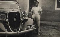 Václav Holba s autem pana Šerých na rozvážení mouky, Bylnice 1938