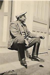 Václav Holba s cigaretou před domem v Bylnici, 1939