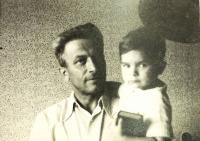 Václav Holba s prvním vnukem Alešem, Bylnice 1964