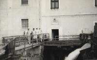 Otec Václav Holba první zleva s prvními tovaryši ve mlýně, Bylnice 1932