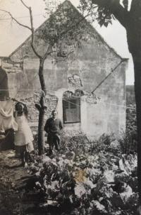 Rodiče Herbert a Růžena Jochmannovi na Débeřském dvoře v roce 1939