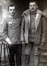 Otec pamětníka před odchodem na frontu v 1.sv.válce (vlevo)