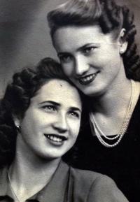 Se sestrou Eliškou (Ernestina vlevo)