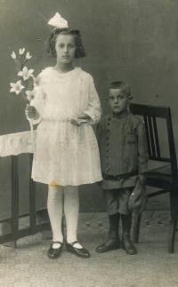 Maminka s bratrem cca 1925