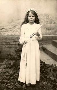 Edeltraud Molzerová (Slabáková) při prvním přijímání v Oskavě