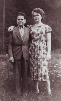 Edeltraud Molzerová (Slabáková) s bratrem Karlem