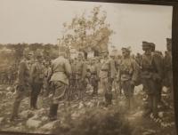 nástup vojenského oddielu Dušanovho otca počas prvej svetovej vojny