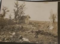 ruiny dedinky po bojoch na východnom fronte, fotka pamätníkovho otca