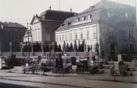 Hroby pred Grasalkovičovým palácom tesne po vojne, 1945