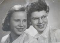 Mariana and her sister