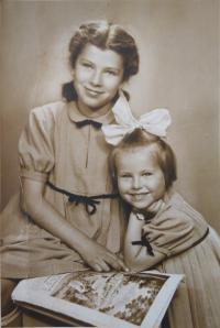 Mariana and her sister