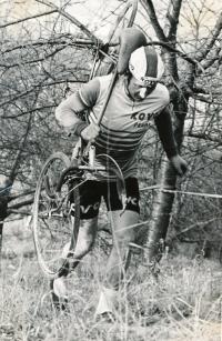 Pavel Vršecký při cyklokrosovém závodě v roce 1975