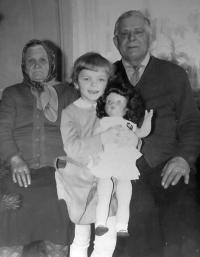 Marie a Čeněk Papryčovi s vnučkou Věrou Matěkovou