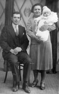 Věra Papryčová s rodiči v lednu 1933