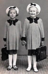 Věra Sýkorová - vlevo - poprvé do školy 1.9.1938