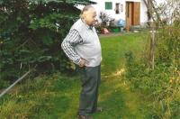 Před domem v Jelenici