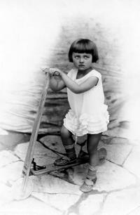 Malá Jarmila s koloběžkou (1931)