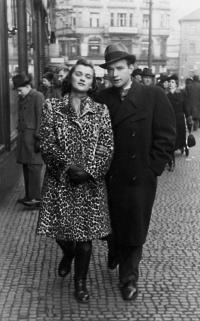 S budoucím manželem Josefem Zábranským (1943)