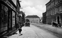 Pohlednice z Kamenského ulice, Jarmila naproti krámu otce (1931)
