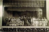 Školní představení v Sokolovně, pohádka Blaničtí rytíři, role dívka Lidka (1937)