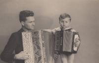 s otcem, asi 1949