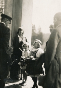 1929, Lány u TGM, tmavovlasá pamětnice částečně vidět, stojí před svou tetou 