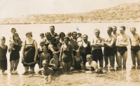 Jugoslávie, Kupary, 1926, s tetou Lenčou - označeny křížkem