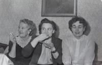 Jaromíra Marinovová napravo - s matkou a sestrou Věrou