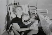 Jaromíra Marinovová s dcerou Silvií - Tatry 1968