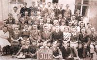 škola JUK - 1940 - uprostřed nad profesorem