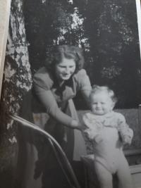 1950 Jaroslav se svou matkou