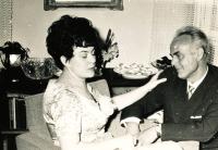 Matka a otčím Vladimír Eliáš slaví svou svatbu, 1961