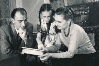 Pamětnice s dcerkou Zuzanou a manželem Albertem, rok 1956