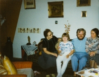 S rodinou dcery (Hovorkovi)  v roce 1992
(pamětnice, vnučka Magdaléna, zeť Jaroslav a dcera Zuzana)
