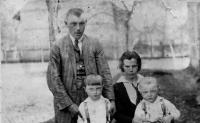 Rodina Komárkova rodiče Jaroslav a Barbora, děti Jaroslav a Josef, 1936