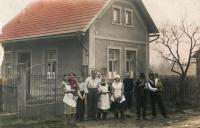 Rodina Komárkova před domem, 1936