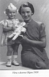 Olga Řeháčková s matkou, 1939