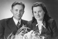 Miroslava a Václav Novotní, rodiče pamětníka, svatba v roce 1941