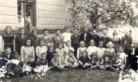 Pamětník jako jeden z žáků jednotřídky v obci Boreč, rok 1951
