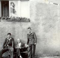 Václav Novotný a jeho bratr Pavel v Hospozíně, rok 1963