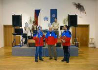 Pamětník předává štafetu na srazu turistů, rok 2004