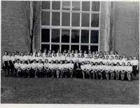 Otec J. Janské se studentkami Baťovy školy práce