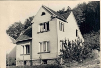 Roď. dům na Podhoří ve Zlíne s otcem v okně