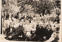 Společný poslech pohřbu T.G.Masaryka na zahradě hospody v roce 1937